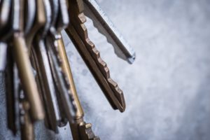 Comment retirer une clé coincée dans une serrure ?