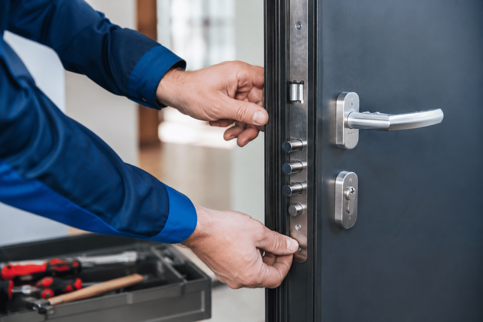 Pose d'une serrure multipoints sur une porte d'entrée à Lyon par Accord Assistance