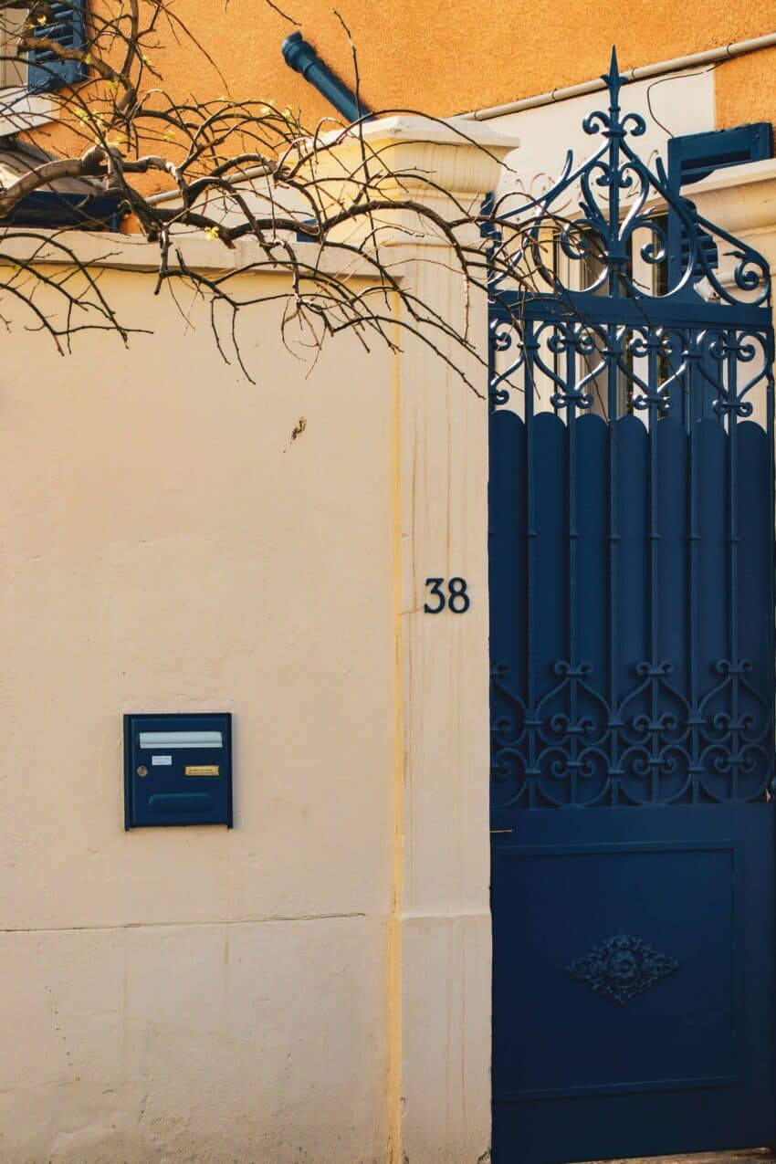 Serrurier Lyon 1 : porte ancienne dans un immeuble des Pentes de la Croix-Rousse